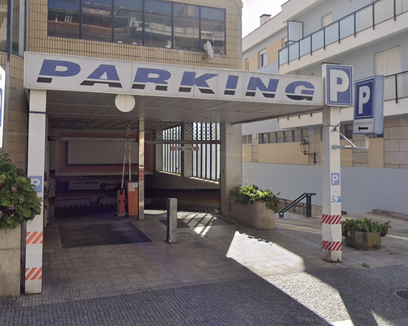 Entrada do JAVR Parking, parque coberto no Centro Comercial Charlot, em Chaves